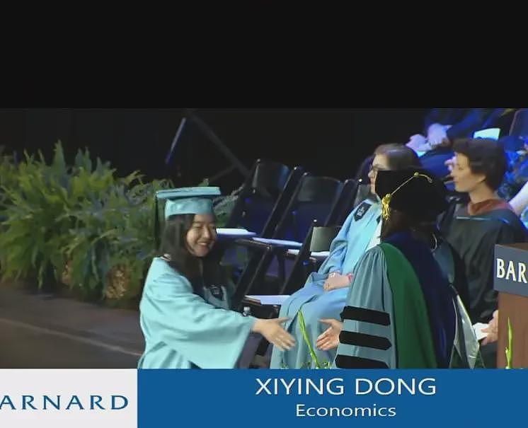 搞特权实锤？网友挖出18年巴纳德学院毕业典礼视频，疑似董小姐微笑出场（视频/组图） - 1