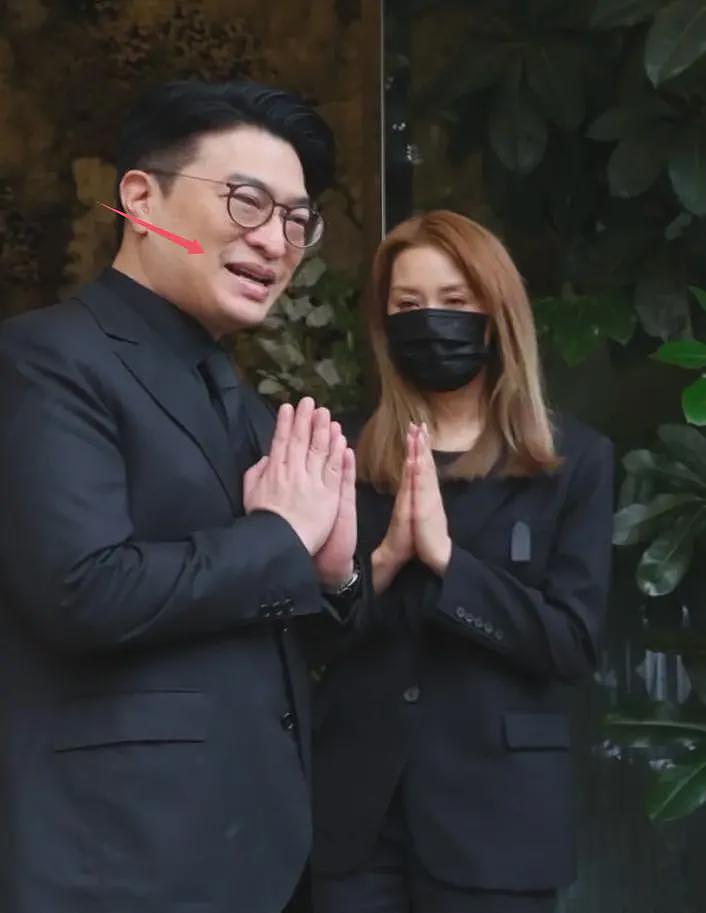 李兆基灵堂告别,儿子李家诚难压嘴角笑容,还不及儿媳徐子淇悲伤(组图) - 11