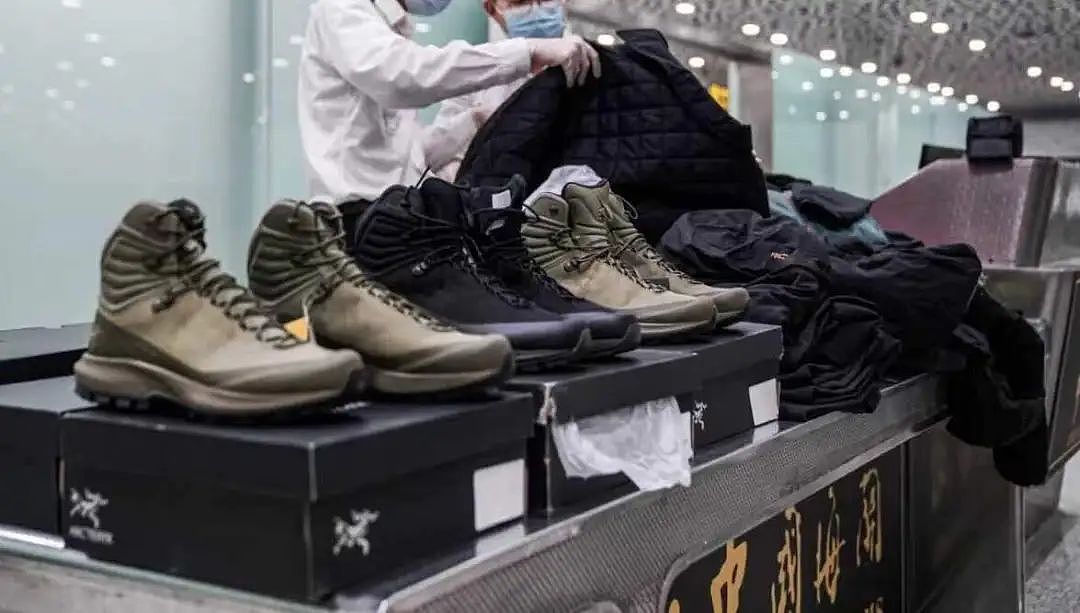 “3万拿下271个走私的玲娜贝儿、白菜价打包始祖鸟？”多少中产把“海关拍卖”蹲成捡漏圣地（组图） - 11