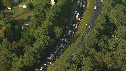 突发大离谱！今早澳洲高速上300辆车同时爆胎，30公里瘫痪大堵车，司机：开进铁钉阵（组图） - 1