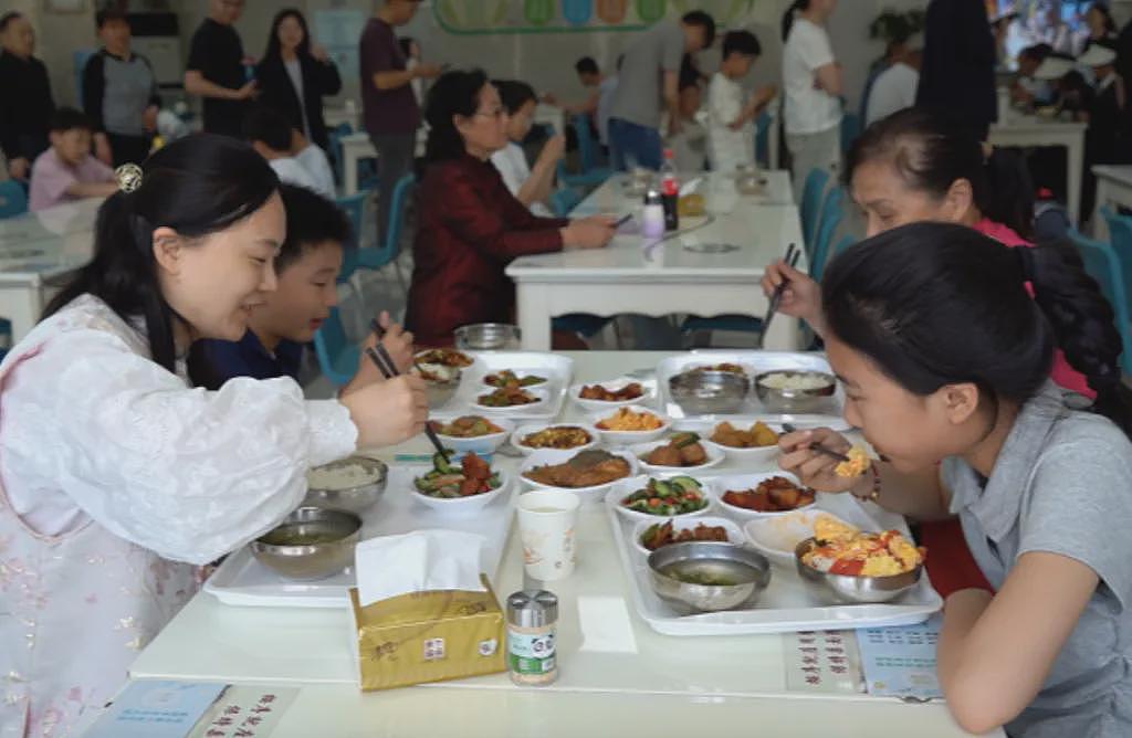 热搜第一！“每份菜3元至18元”，7000名游客挤爆政府食堂！“米饭蒸了1000多斤，饭碗都不够用了”（组图） - 7