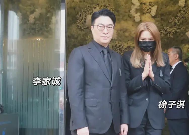 李兆基灵堂告别,儿子李家诚难压嘴角笑容,还不及儿媳徐子淇悲伤(组图) - 9