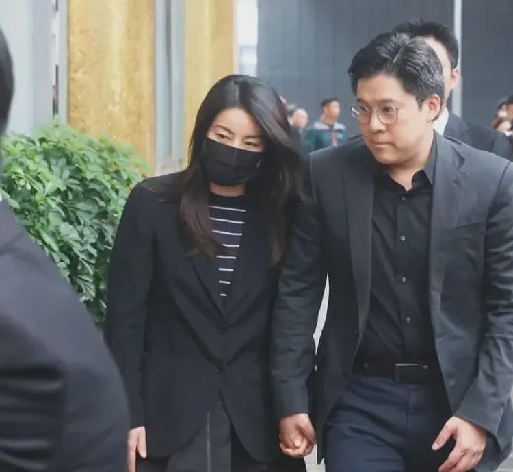 李兆基灵堂告别,儿子李家诚难压嘴角笑容,还不及儿媳徐子淇悲伤(组图) - 6
