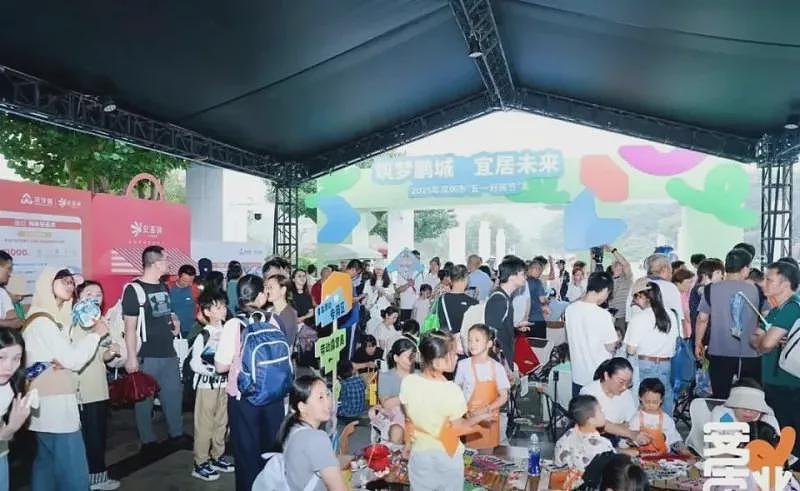 五一连假中国消费疲乏,多地有人潮却没生意(组图) - 1