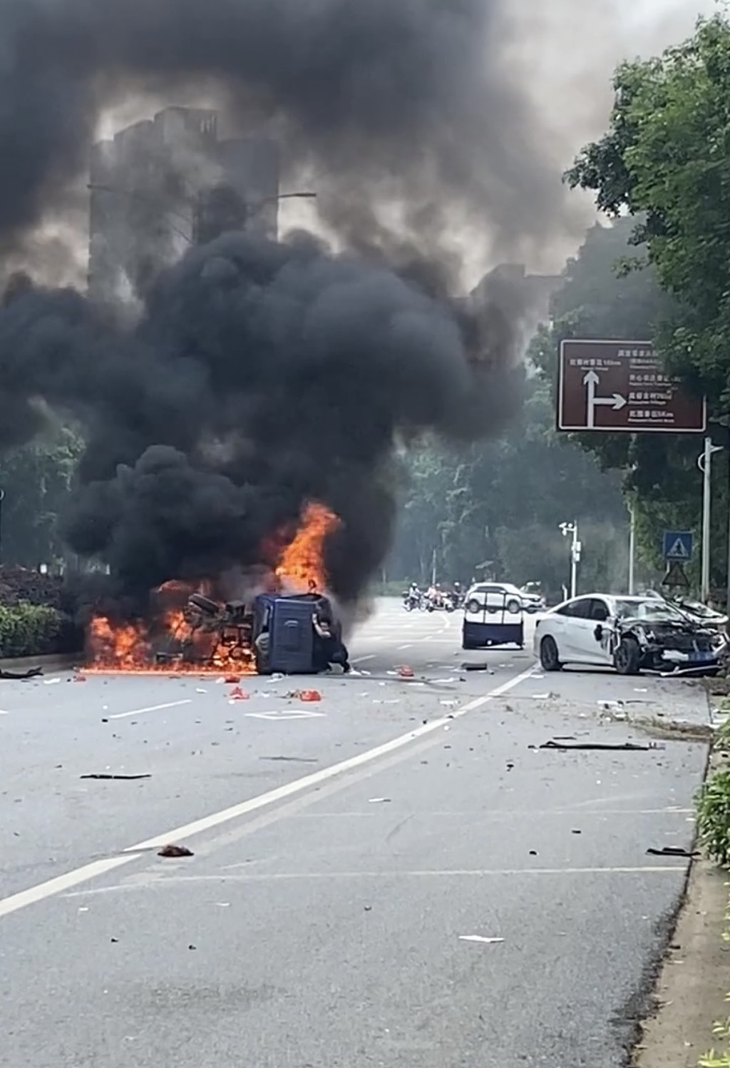 两车相撞起火司机受困！广东勇汉冒爆炸风险“肉身拆车”救人画面曝（视频/组图） - 4