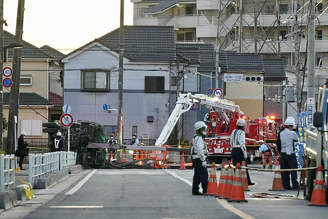 日本74岁司机被困坍塌坑三个月,终被确认死亡!曾爬出地面被劝回(组图) - 4