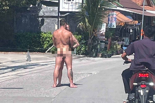 波兰男女路中央全裸相拥，肉色一幕疯传！称：想表达爱意（图） - 1