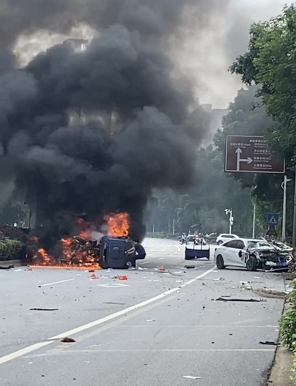 两车相撞起火司机受困！广东勇汉冒爆炸风险“肉身拆车”救人画面曝（视频/组图） - 2