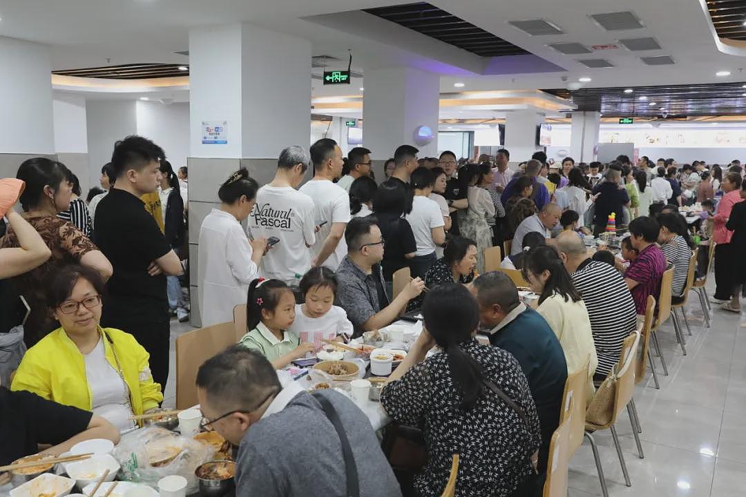 热搜第一！“每份菜3元至18元”，7000名游客挤爆政府食堂！“米饭蒸了1000多斤，饭碗都不够用了”（组图） - 3