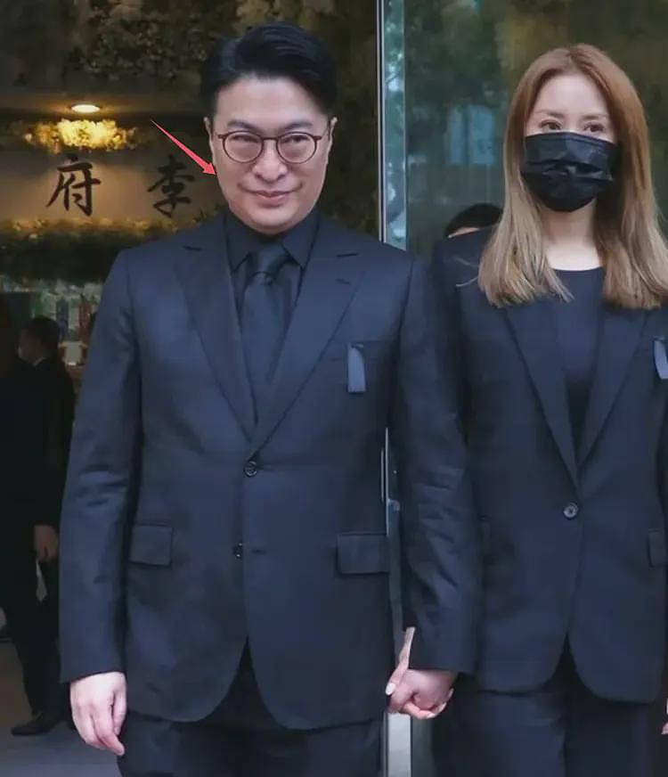 李兆基灵堂告别,儿子李家诚难压嘴角笑容,还不及儿媳徐子淇悲伤(组图) - 12