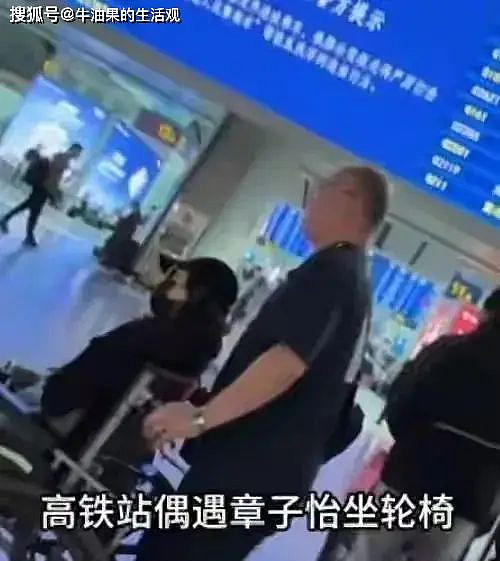 章子怡摔伤腿后接娃放学，汪峰带三个孩子看话剧（组图） - 1