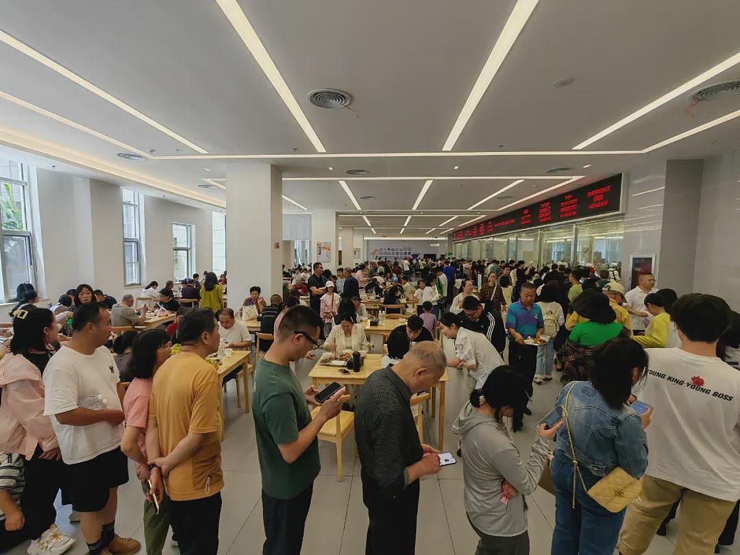 热搜第一！“每份菜3元至18元”，7000名游客挤爆政府食堂！“米饭蒸了1000多斤，饭碗都不够用了”（组图） - 10