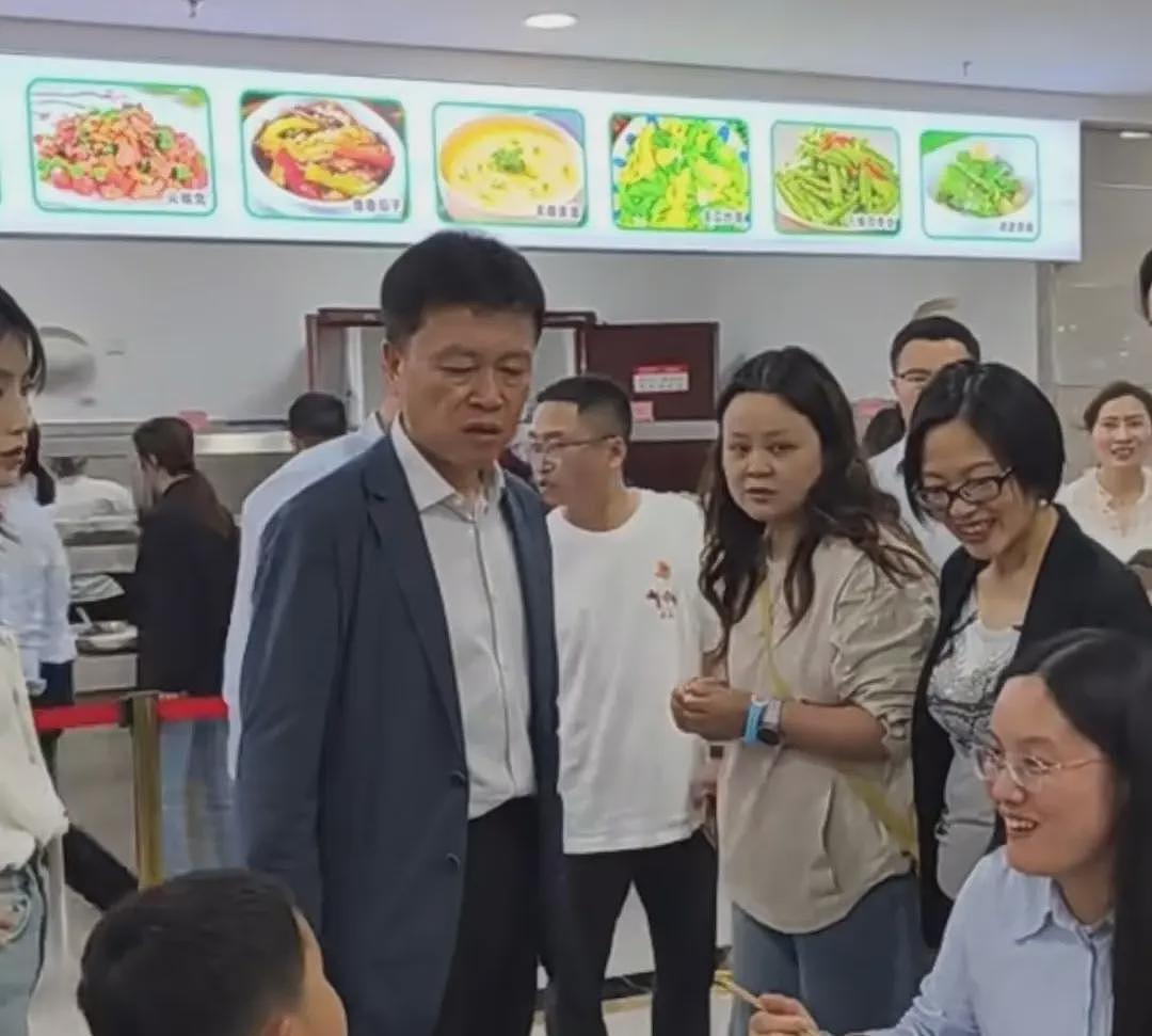 热搜第一！“每份菜3元至18元”，7000名游客挤爆政府食堂！“米饭蒸了1000多斤，饭碗都不够用了”（组图） - 4