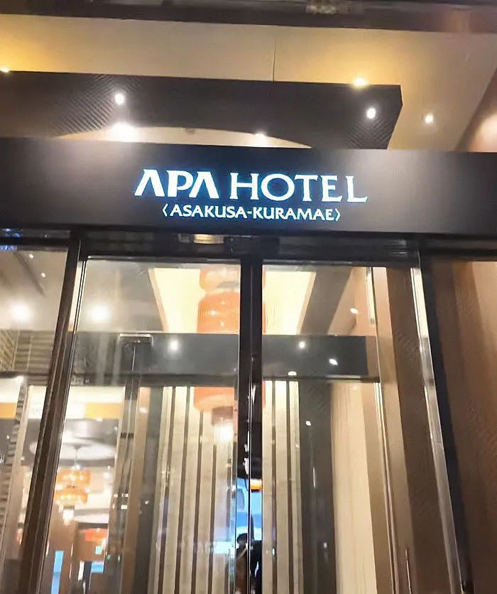 模特妹子去日本旅游住酒店，闻到一股怪味！她趴下一看，在床底看见一双眼睛（组图） - 3