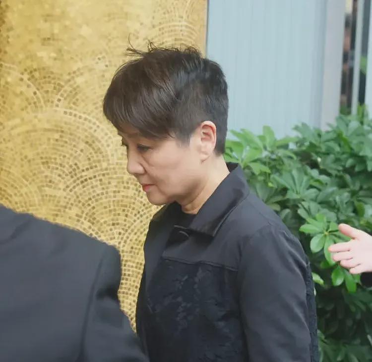 李兆基灵堂告别,儿子李家诚难压嘴角笑容,还不及儿媳徐子淇悲伤(组图) - 4