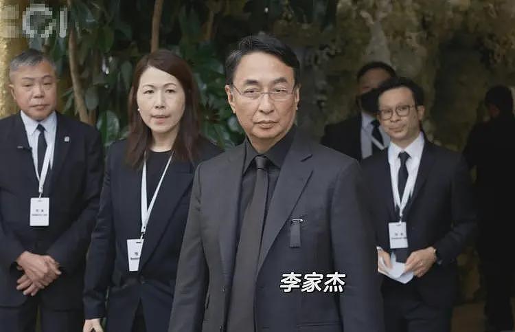 李兆基灵堂告别,儿子李家诚难压嘴角笑容,还不及儿媳徐子淇悲伤(组图) - 8
