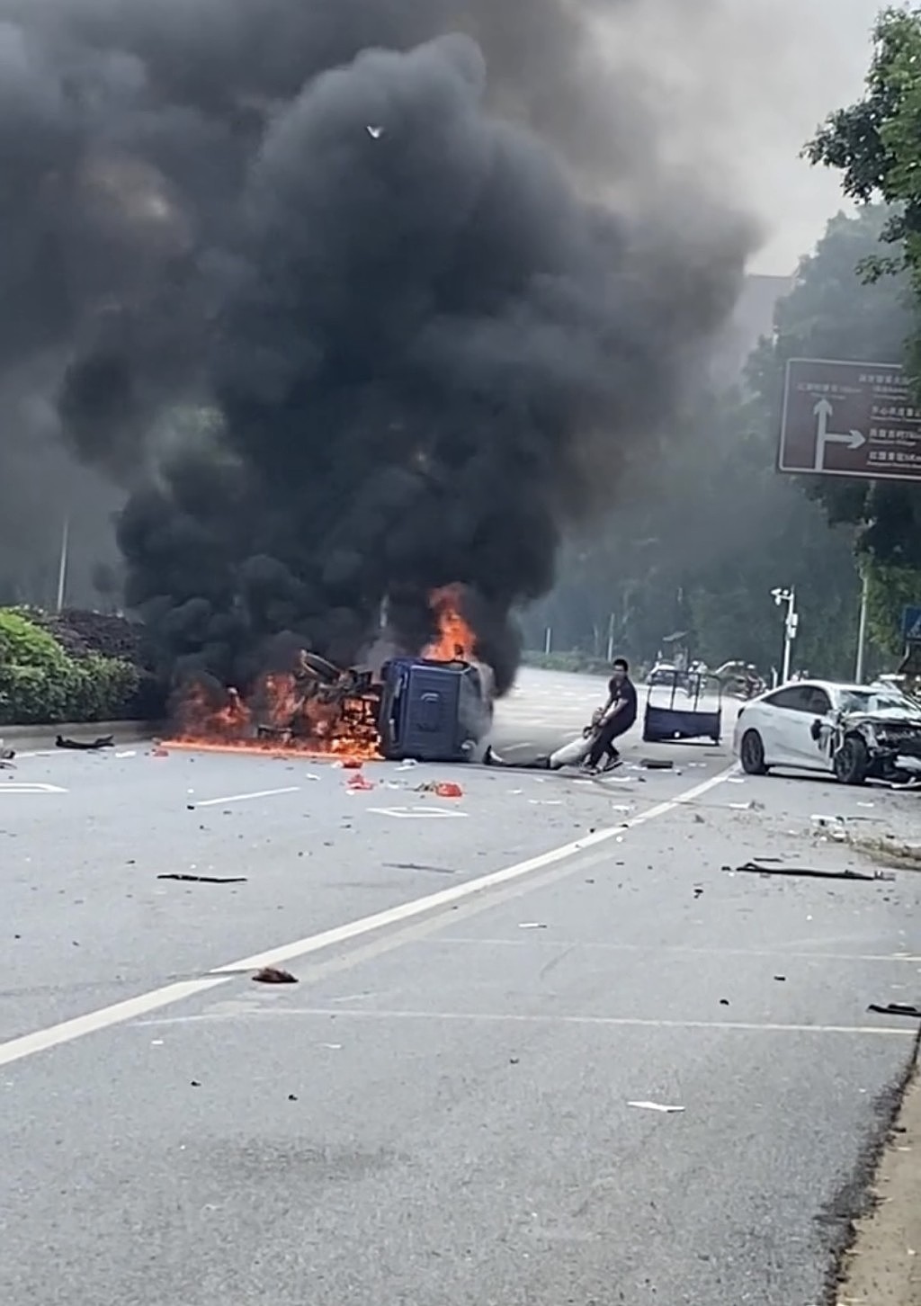 两车相撞起火司机受困！广东勇汉冒爆炸风险“肉身拆车”救人画面曝（视频/组图） - 3