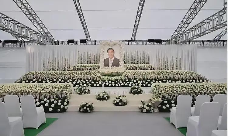 李兆基灵堂告别,儿子李家诚难压嘴角笑容,还不及儿媳徐子淇悲伤(组图) - 2