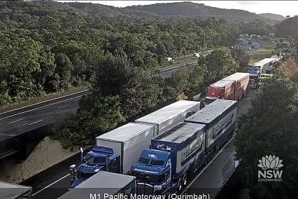 突发大离谱！今早澳洲高速上300辆车同时爆胎，30公里瘫痪大堵车，司机：开进铁钉阵（组图） - 3