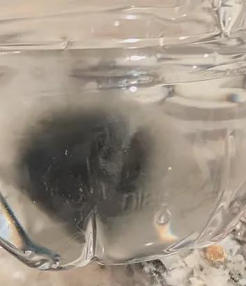 华人妈妈Costco瓶装水喝出黑色异物!娃一天拉稀9次,有人喝到发霉水(组图) - 12
