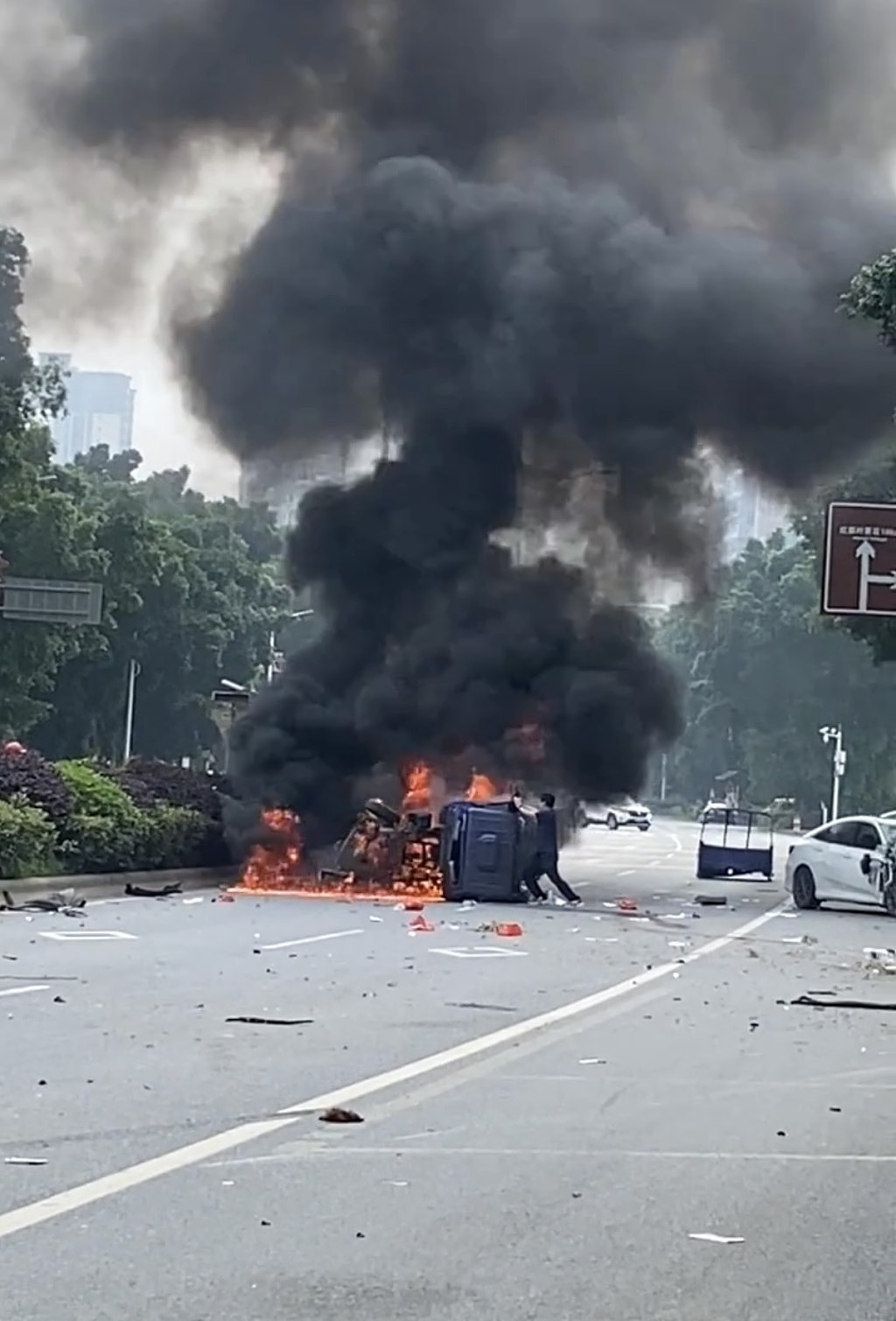 两车相撞起火司机受困！广东勇汉冒爆炸风险“肉身拆车”救人画面曝（视频/组图） - 5