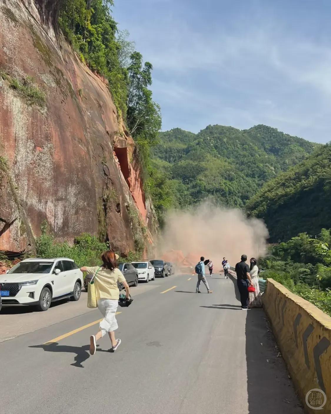 贵州赤水丹霞大瀑布附近山体塌方，有车辆被埋！官方回应（组图） - 1
