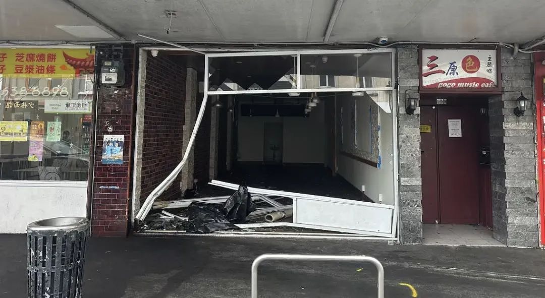 倒霉路惨烈车祸，肇事者逃逸；官宣涨价，护照费今天起全面上调；奥克兰公交站再曝命案，男子遭袭不治身亡，洪水预警升级（组图） - 2