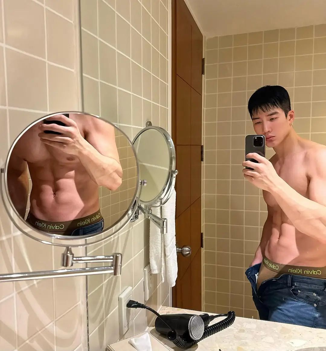 【帅哥】28岁韩国男模,人夫感胸肌圆肩,这泳池湿透的六块腹肌太诱人(组图) - 11