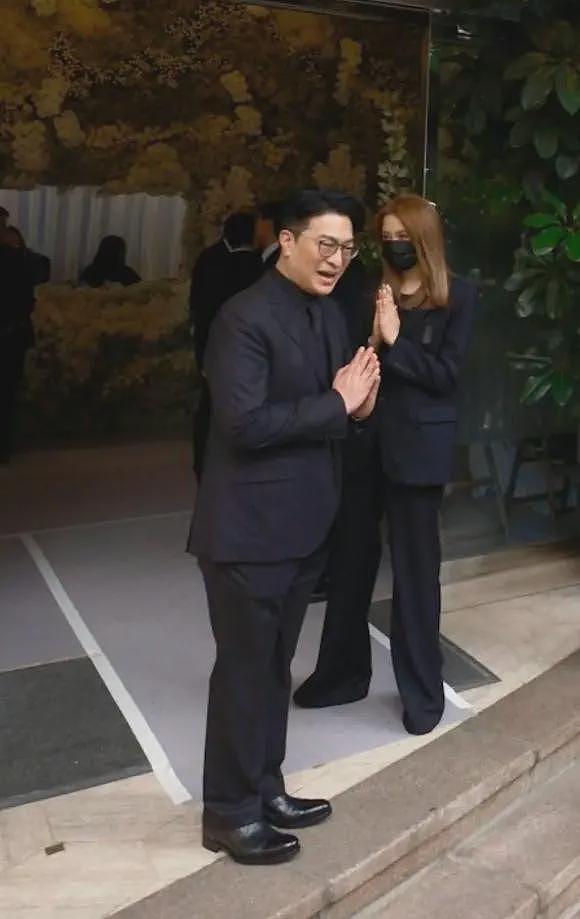 李兆基灵堂告别,儿子李家诚难压嘴角笑容,还不及儿媳徐子淇悲伤(组图) - 14