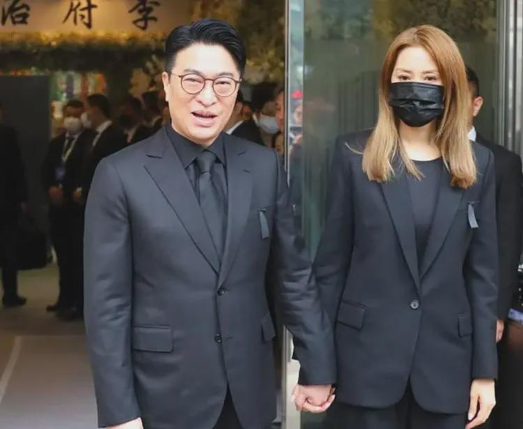 李兆基灵堂告别,儿子李家诚难压嘴角笑容,还不及儿媳徐子淇悲伤(组图) - 13