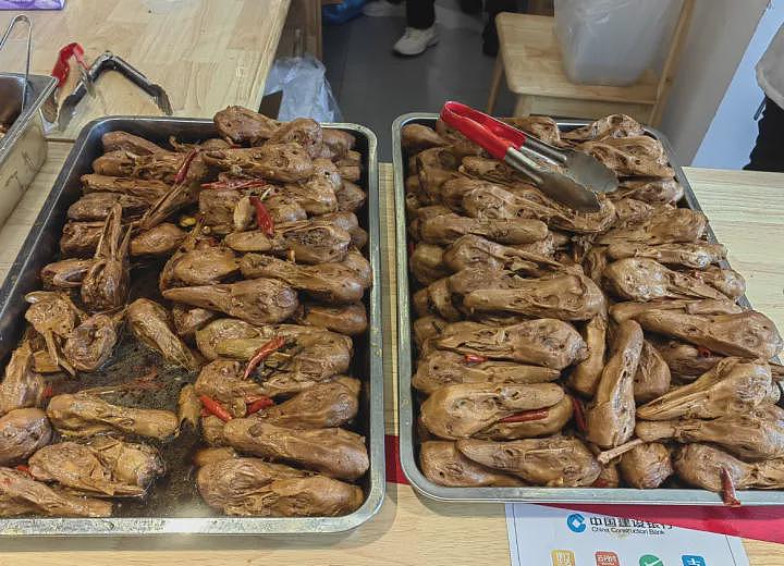 热搜第一！“每份菜3元至18元”，7000名游客挤爆政府食堂！“米饭蒸了1000多斤，饭碗都不够用了”（组图） - 9