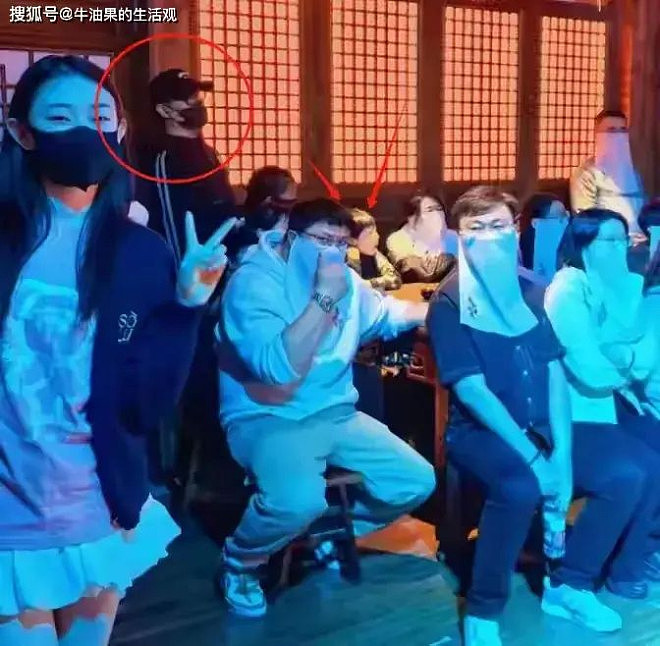 章子怡摔伤腿后接娃放学，汪峰带三个孩子看话剧（组图） - 4