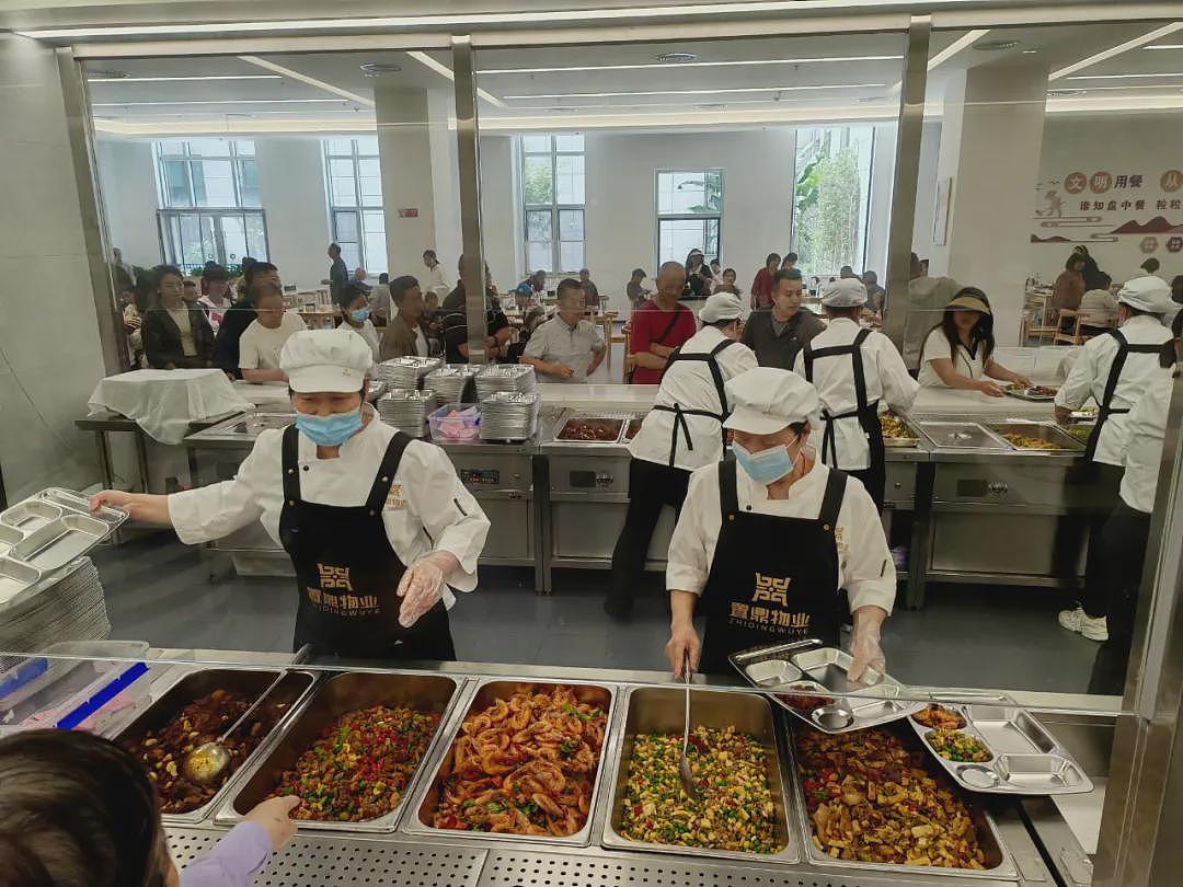 热搜第一!“每份菜3元至18元”,7000名游客挤爆政府食堂!“米饭蒸了1000多斤,饭碗都不够用了”(组图) - 11