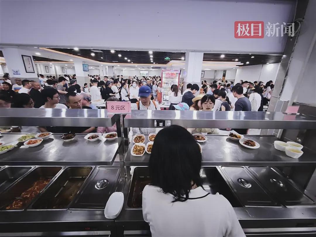 热搜第一！“每份菜3元至18元”，7000名游客挤爆政府食堂！“米饭蒸了1000多斤，饭碗都不够用了”（组图） - 2