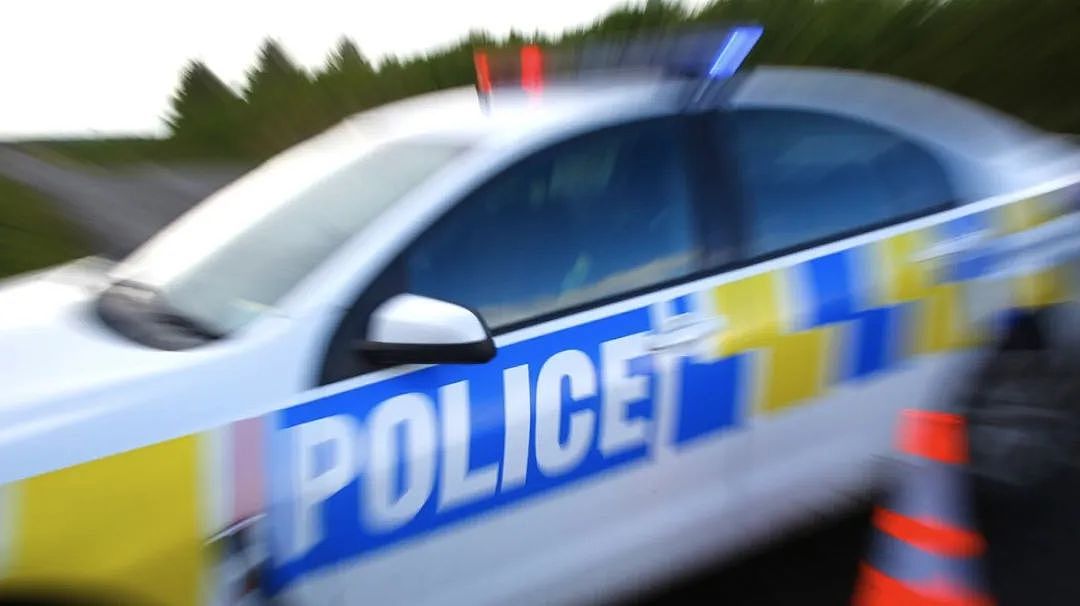 倒霉路惨烈车祸，肇事者逃逸；官宣涨价，护照费今天起全面上调；奥克兰公交站再曝命案，男子遭袭不治身亡，洪水预警升级（组图） - 4