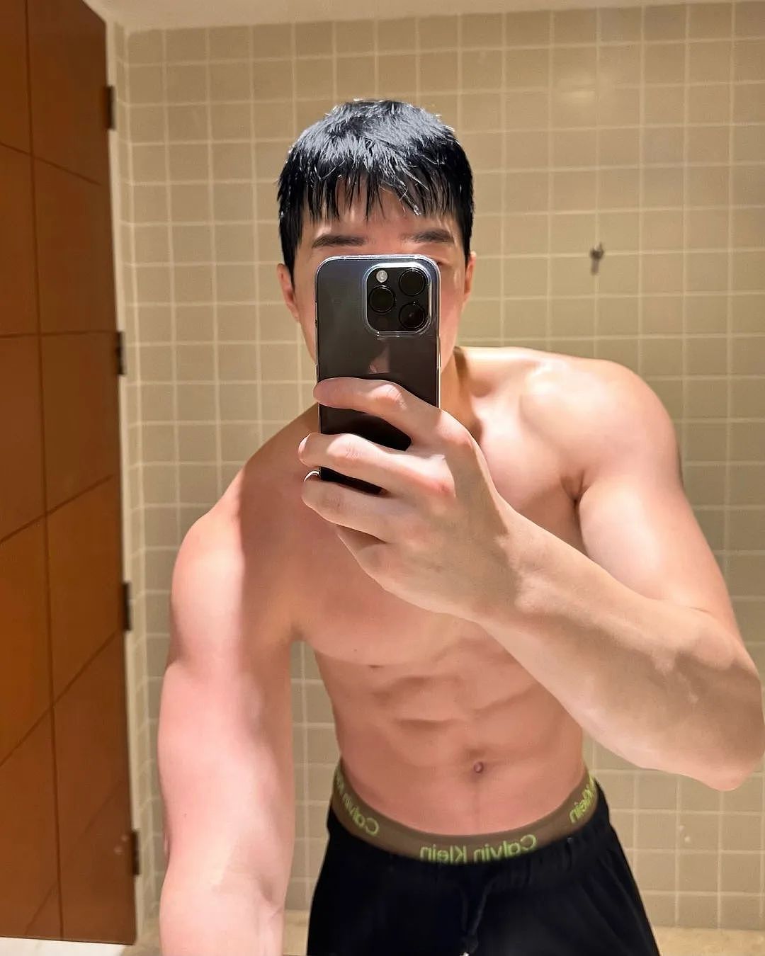 【帅哥】28岁韩国男模,人夫感胸肌圆肩,这泳池湿透的六块腹肌太诱人(组图) - 1