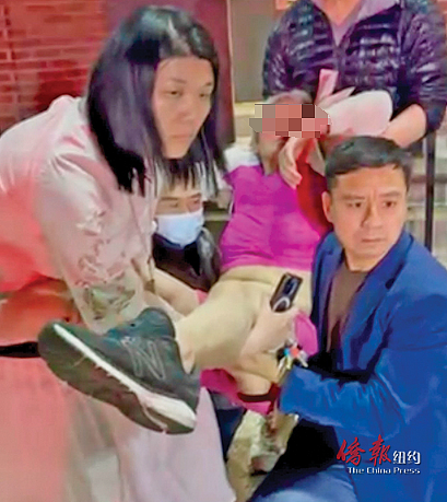 “五个警察对一个女人，衣服都快被拽光了”！四华人当晚再被捕，抗议游民所遭暴力镇压（组图） - 5