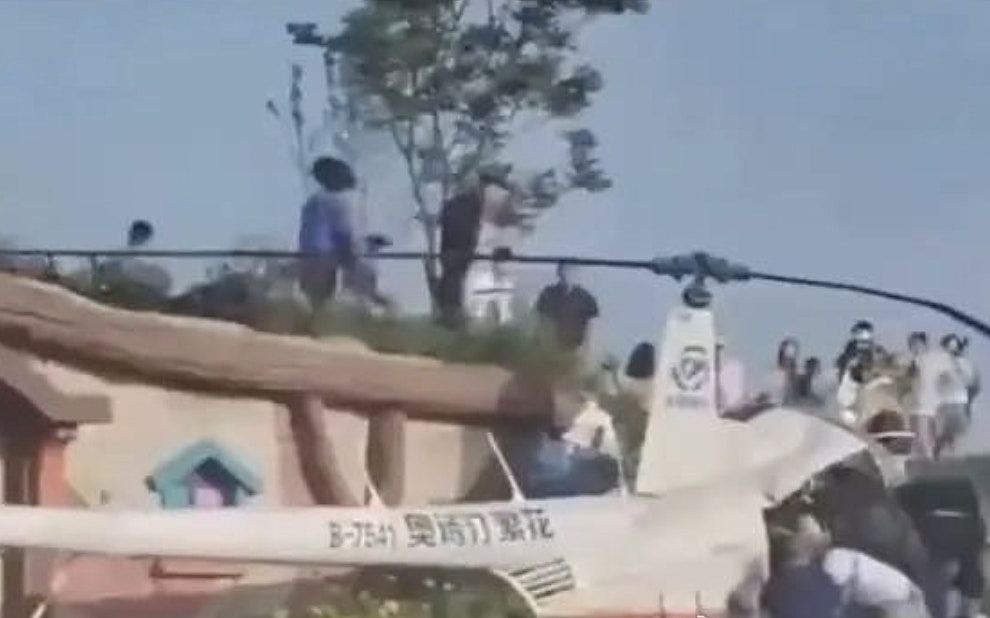 苏州景区直升机离地面十米处坠落砸死路人,机上4人受伤(组图) - 2