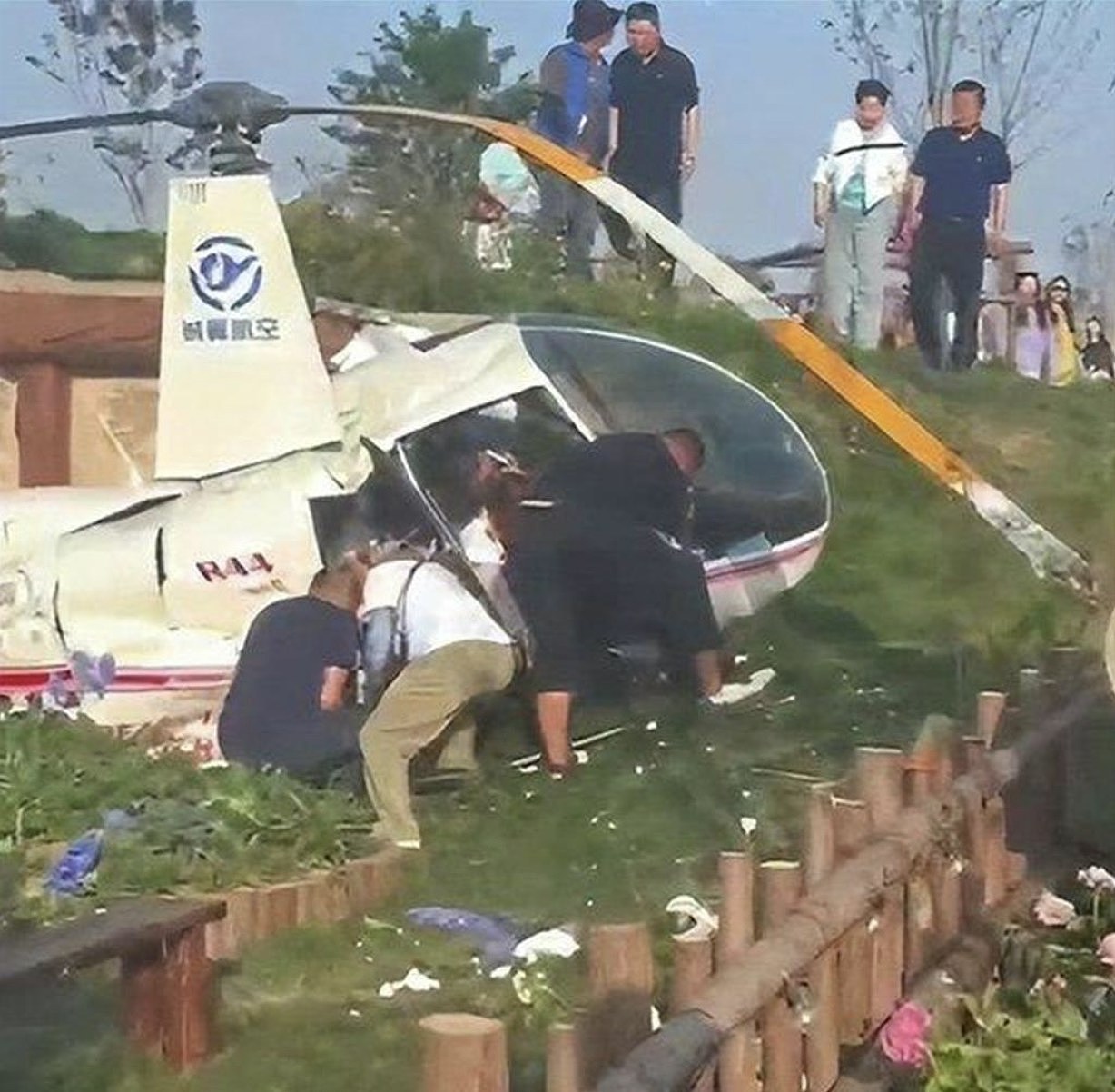 苏州景区直升机离地面十米处坠落砸死路人,机上4人受伤(组图) - 1