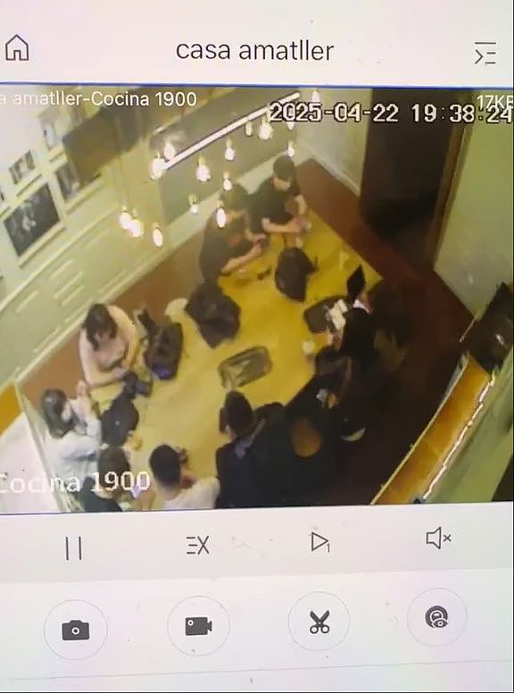 中国小伙在西班牙遇小偷,当场裸绞将其制服!本人发声讲述经过:拍摄时遇团伙作案,“类似情况不推荐上手,非常危险”(视频/组图) - 6