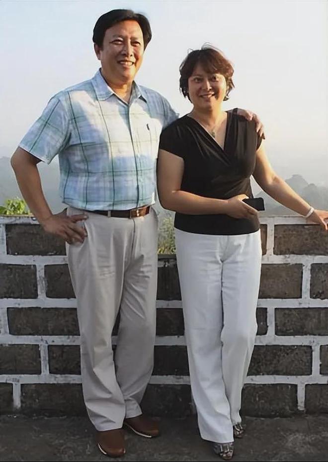 唐国强和壮丽近照曝光！61岁壮丽一身藏蓝长裙，头发乌黑浓密（组图） - 12
