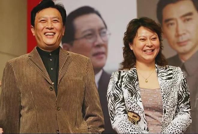 唐国强和壮丽近照曝光！61岁壮丽一身藏蓝长裙，头发乌黑浓密（组图） - 11