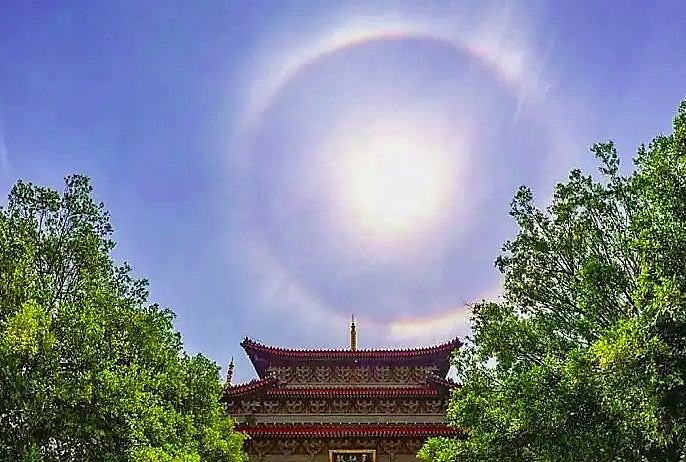 菩萨显灵！峨眉山连续两天现日晕奇观，与山顶佛像融为一体（组图） - 2