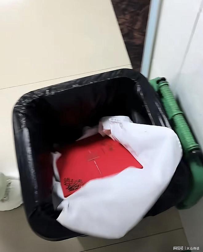 悲催!河南封丘医疗系统清退501人,网传一护士将评优证书丢进垃圾桶(组图) - 5