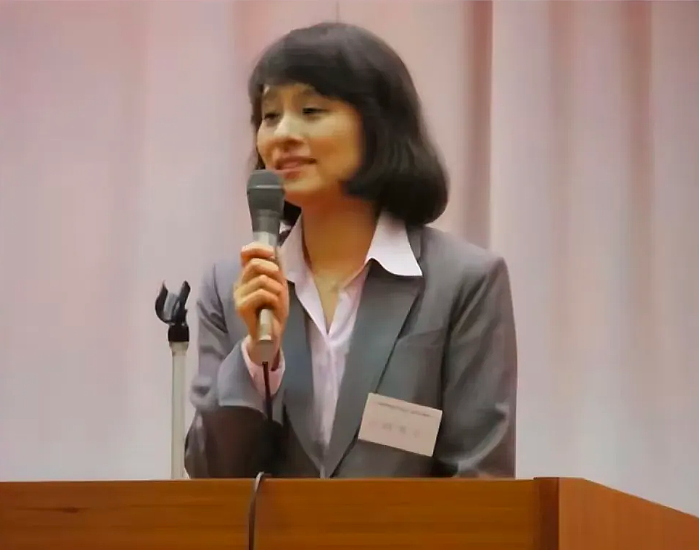 日本首相夫人外交着装被骂上热搜！网友怒批像没穿内衣一样，甚至还没化妆（组图） - 11