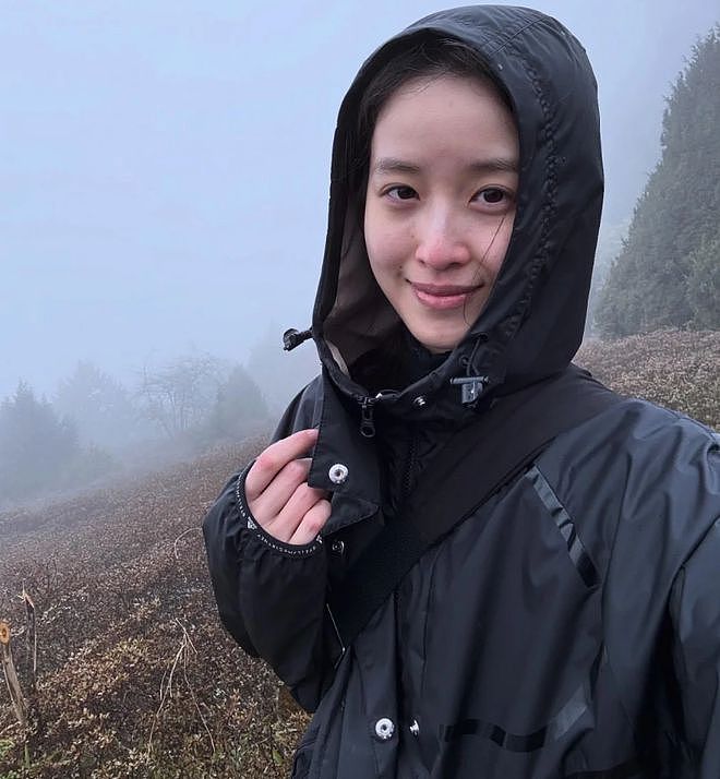 章泽天晒不丹徒步照片：与杨天真搂抱合照很欢乐，素颜自拍状态佳（组图） - 5