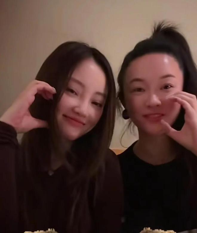 李小璐霍思燕姐妹聚会，两人都素颜，体重过百的霍思燕更显脸瘦（组图） - 1