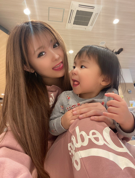 网红少女15岁怀孕生娃、每天睡3小时赚钱带娃、养不上班的老公:你以为的“好路”正在拖你入深渊(组图) - 14