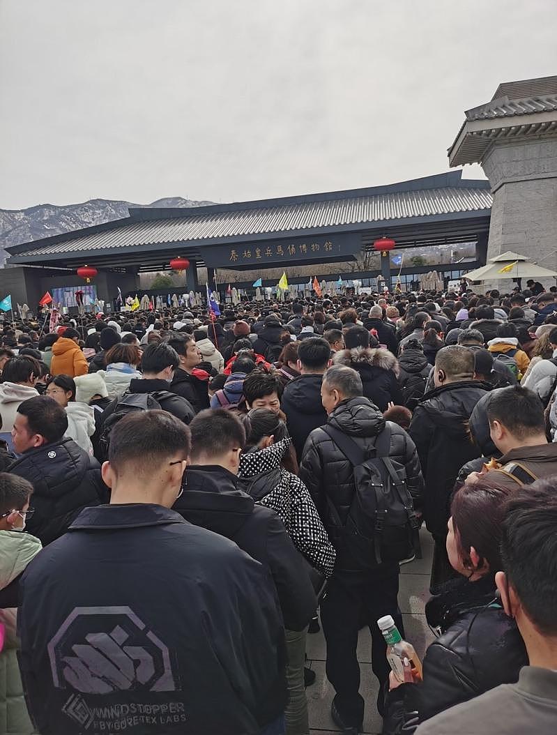 五一乱象…山东撒1.5吨蛤蜊抢客，西安兵马俑没处站（组图） - 1