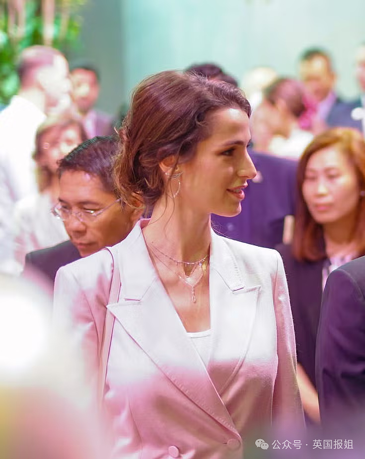 中东王室最美强惨太子妃?沙特豪门千金入宫2年,经历丧父怀孕暴瘦生女!如今带娃复出状态大回春(组图) - 18